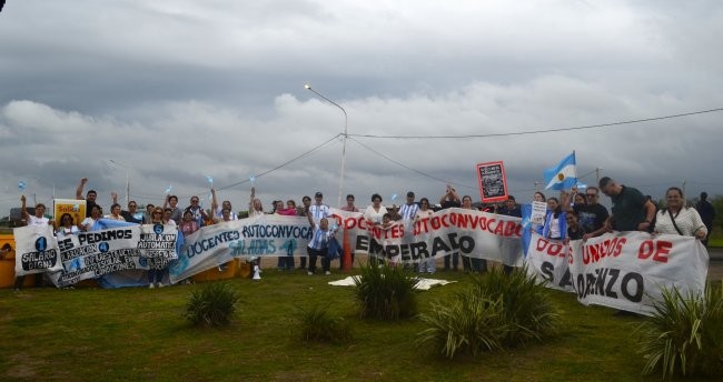 Docentes autoconvocados de Saladas, San Lorenzo y Empedrado se manifestaron en Cuatro Bocas en el D&iacute;a del Trabajador