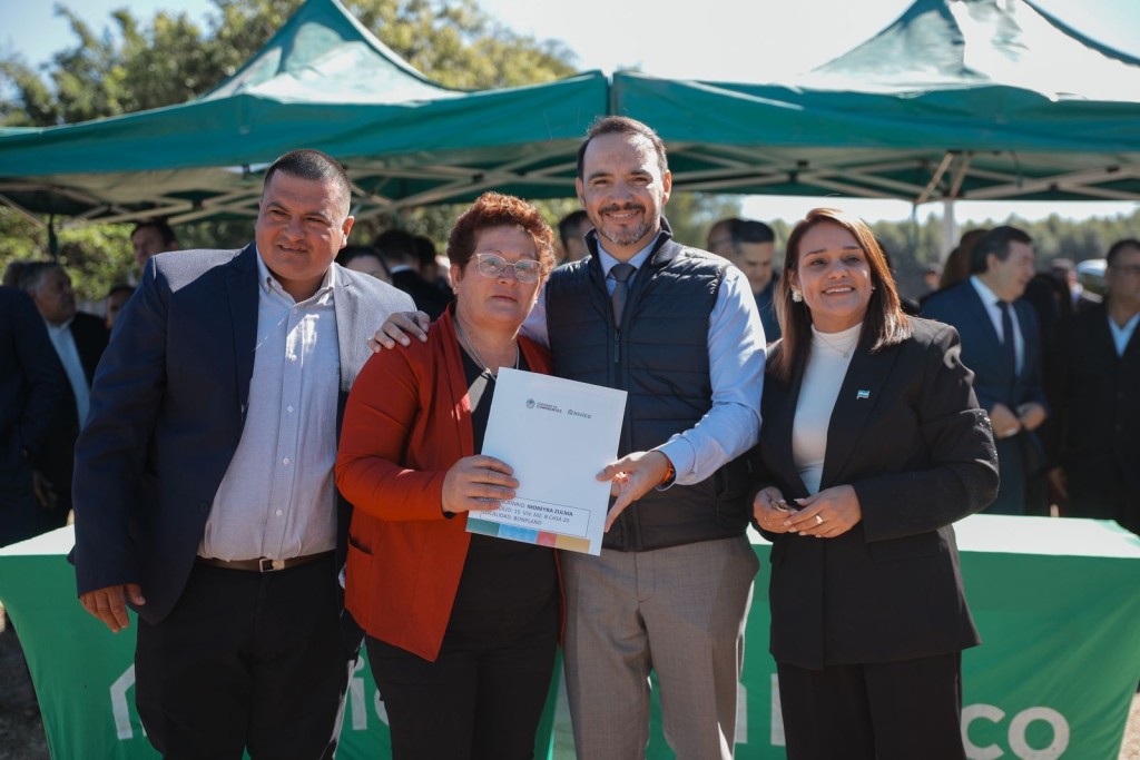 En el aniversario de Bonpland, Juan Pablo Vald&eacute;s inaugur&oacute; escuela y entreg&oacute; viviendas y notebooks