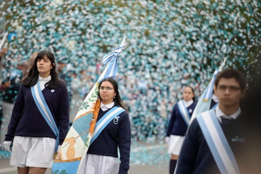 Multitudinario desfile en la Costanera correntina: postales de un d&iacute;a celeste y blanco