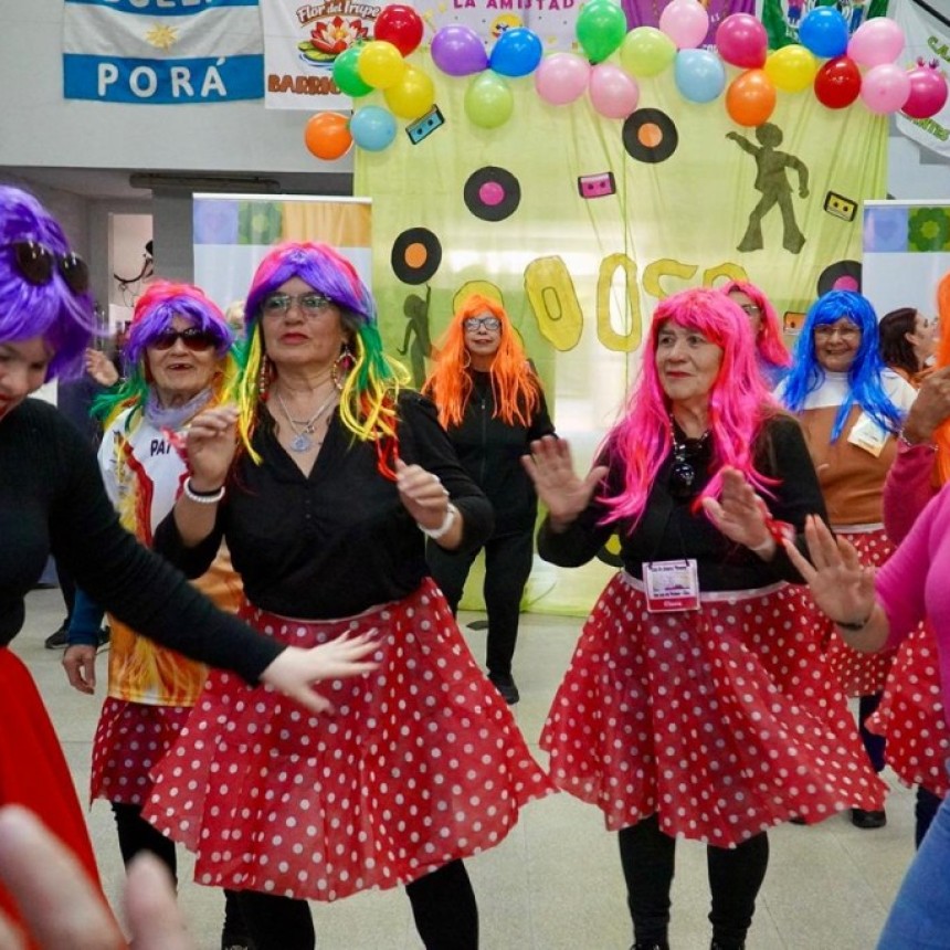 Cl&aacute;sicos Bailables de los '80: m&aacute;s de 30 clubes de abuelos se reunieron en una jornada de m&uacute;sica y baile