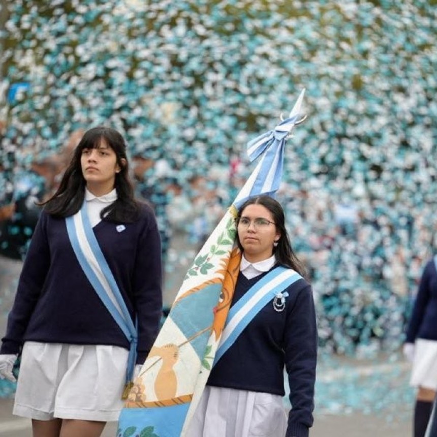Multitudinario desfile en la Costanera correntina: postales de un día celeste y blanco