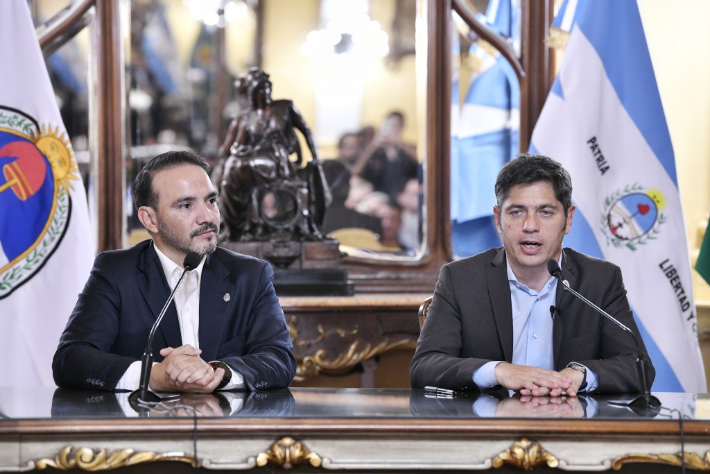 Axel Kicillof suscribi&oacute; en Corrientes convenios de cooperaci&oacute;n con el gobernador Juan Pablo Vald&eacute;s