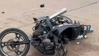 Tragedia vial en la capital de Corrientes: una motociclista perdi&oacute; la vida tras chocar con un patrullero